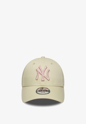 Casquette de baseball beige à visière courbée, avec un logo "NY" rose brodé sur le devant et un autocollant de taille sur la visière. Taille ajustable.
