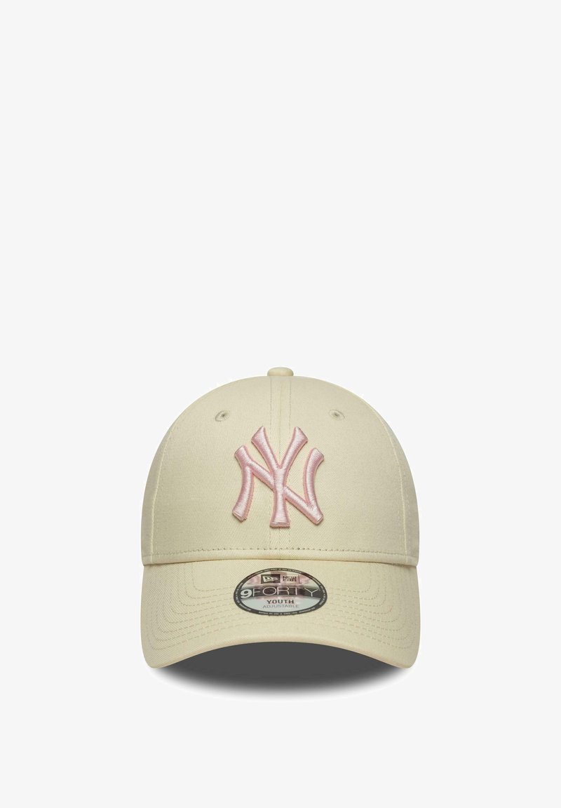 Beige Baseballkappe mit gebogenem Schirm, vorne mit einem pinkfarbenen, gestickten "NY"-Logo und einem Größenschild auf dem Schirm. Verstellbare Passform.