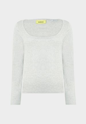 Ljusgrå långärmad topp med rund halsringning, tillverkad av ett mjukt, texturerat tyg; har en gul etikett med "JJXX" inuti nacken.