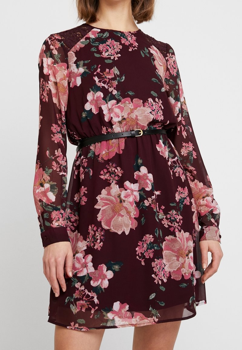 Vero Moda Robe de jour - bordeaux