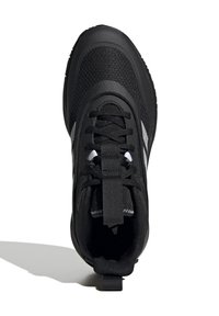 Chaussure de sport noire avec une tige en mesh texturé, bout rond, lacets plats et une languette au talon ; présente des accents blancs sur les côtés.