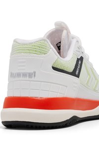 Sneaker blanche avec des détails en maillage vert, des accents rouges, un talon texturé et un logo noir. Équipé d'une semelle rembourrée pour le confort et le soutien.