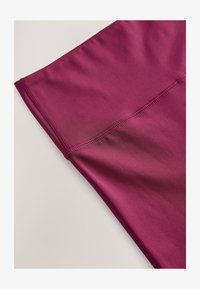 Ausgewählt, burgundy red