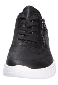 Schwarze Ledersneaker mit strukturiertem Finish, ausgestattet mit einer Schnürung vorne und einem seitlichen Reißverschluss. Weiße Gummisohle für den Kontrast.