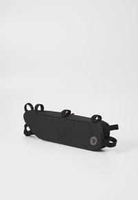 Bolsa de bicicleta acolchada negra con cierre de cremallera, cuatro correas exteriores y un logo circular. Diseño delgado y alargado con una superficie texturizada.