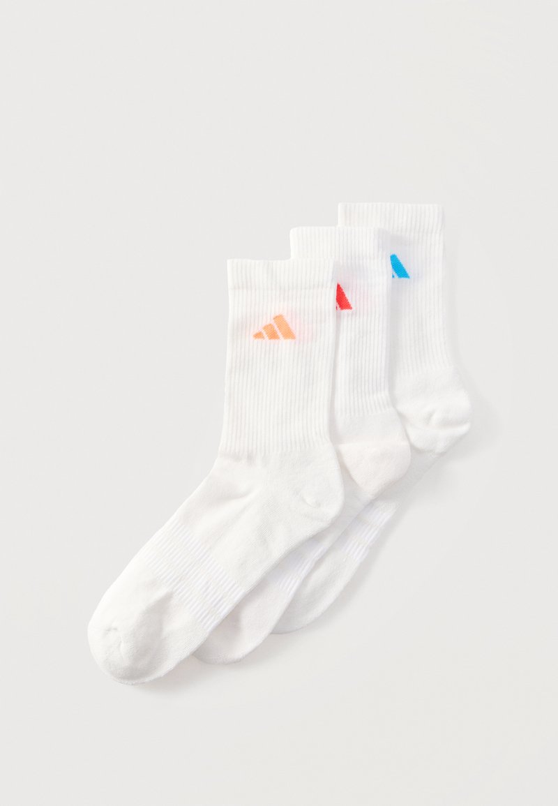 Τρία ζευγάρια λευκές ραβδωτές κάλτσες πλήρους μήκους με μικρά λογότυπα Adidas σε πορτοκαλί, κόκκινο και μπλε στην περιοχή του αστραγάλου, στοιβαγμένες σε λευκό φόντο.