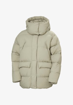 Helle beigefarbene Puffjacke mit hohem Kragen, mit Reißverschluss versehenen Brusttaschen und zwei großen Fronttaschen. Weiche, gesteppte Textur mit kastiger Form.