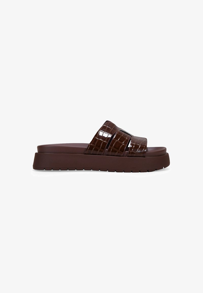 Sandal con plateau marrone, con una finitura lucida effetto coccodrillo, dotata di due fasce larghe e una suola spessa e scolpita.