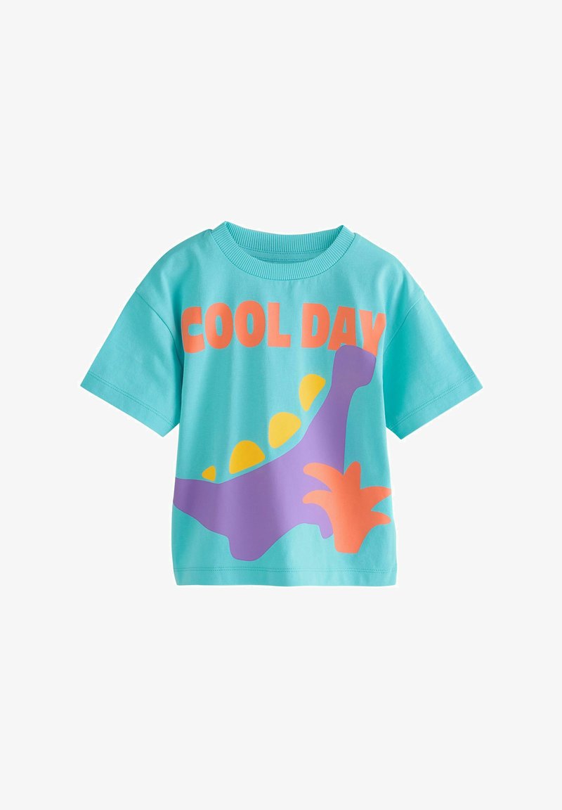 Turkooizen T-shirt met korte mouwen, oranje "COOL DAY" tekst en een paarse dinosaurusafbeelding met gele platen en een oranje plant.