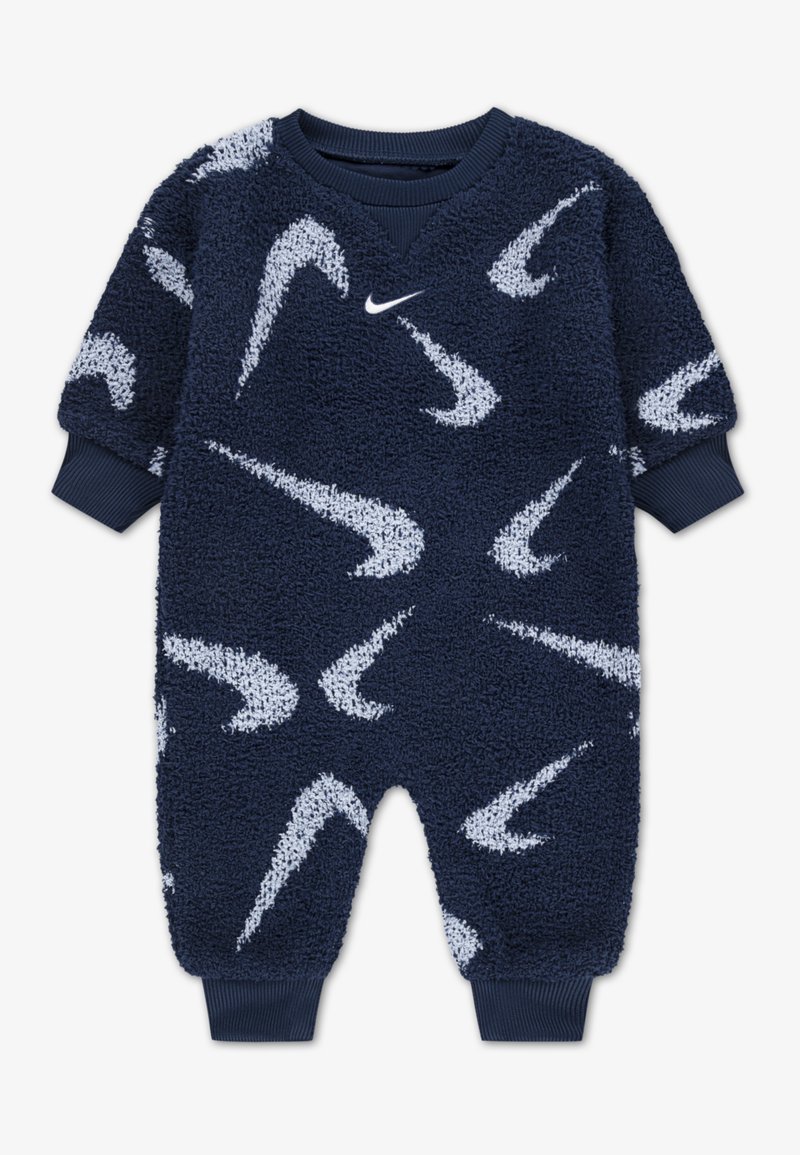Mono de forro polar azul marino con patrón de swoosh blanco de Nike; cuenta con puños acanalados, cuello en v y textura suave. Ideal para mantener el calor y la comodidad.