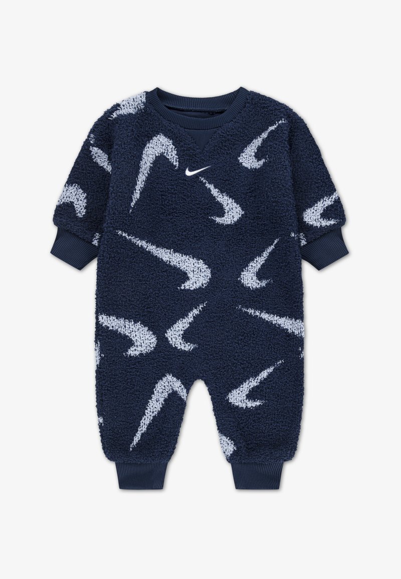 Mono de forro polar azul marino con patrón de swoosh blanco de Nike; cuenta con puños acanalados, cuello en v y textura suave. Ideal para mantener el calor y la comodidad.