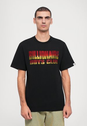Musta lühikeste käistega T-särk, millel on gradientpunased ja -kollased tähed "BILLIONAIRE BOYS CLUB". Pehme ja sile puuvillane kangas.