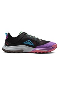 Chaussure de trail noire avec une tige en maille, des accents violets et roses, une semelle texturée et des éléments réfléchissants. Présente des lacets multicolores et un logo.