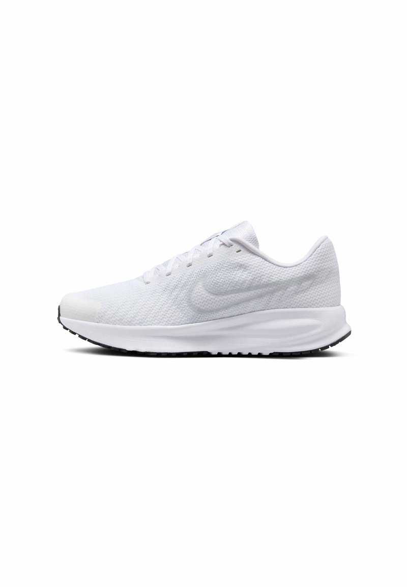 Scarpe sportive bianche con tomaia in rete, leggera trama, punta tonda e suola in gomma nera; presentano lacci e dettagli con il logo Nike.
