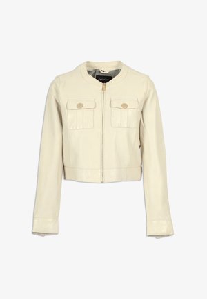 Veste courte en cuir beige avec encolure ronde, fermeture éclair frontale et deux poches poitrine à rabat boutonné.