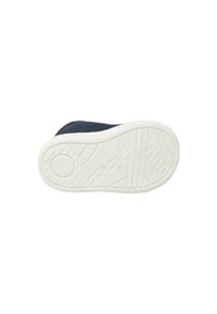 Sneaker navy con suola in gomma testurizzata, dotato di suola bianca e accenti a strisce, progettato per il comfort e l'abbigliamento casual.