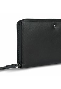 Cartera de cuero negro con un exterior texturizado, cierre con cremallera y una pequeña correa de muñeca. Presenta un detalle de botón de presión en la parte frontal.