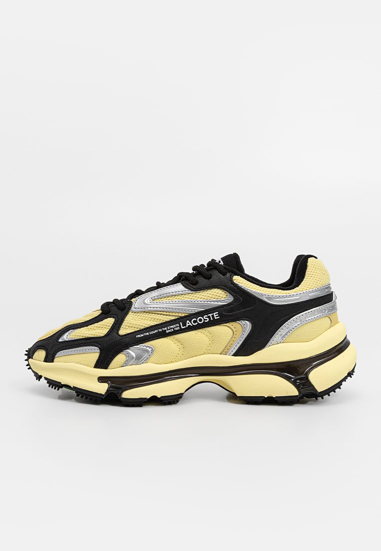 Sneakers Lacoste z żółtą siateczką, czarnymi akcentami, srebrnymi detalami oraz grubą podeszwą z teksturowanym gumowym uchwytem.