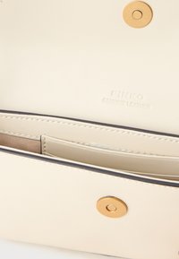 Hvid læderpunge med en glat tekstur, guldknaplukning og et prægede brandlogo. Indeholder flere kortlommer og en beige foret.