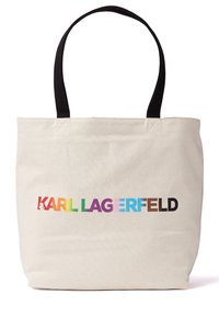 Plátěná taška s černými uchy. Na přední straně je logo "KARL LAGERFELD" v duhových barvách na slonovinově bílé půdě.