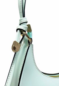 Lichtblauwe leren handtas met een gladde textuur, voorzien van gouden accenten, contrasterende donkere stiksels en een gestructureerde vorm.