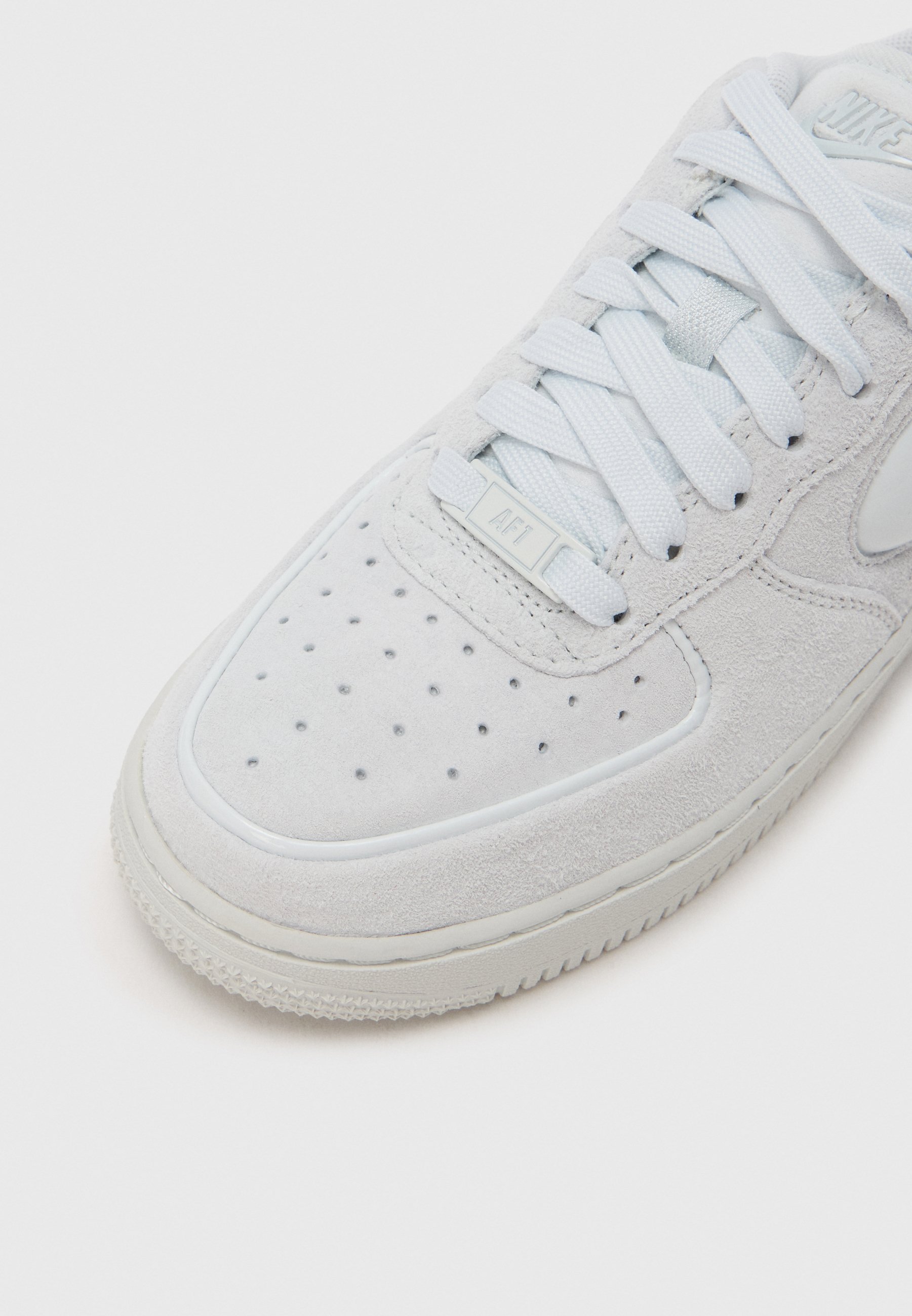 nike flat white sneakers