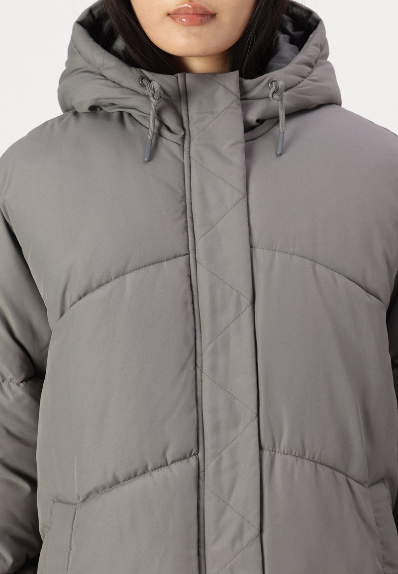 Graue gepolsterte Jacke mit Kapuze, die über diagonale Nähte, einen Frontreißverschluss und Kordelzugdetails verfügt. Glatte Textur und weite Passform.