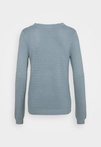 Pull en tricot bleu avec un motif texturé, manches longues et encolure ronde. Le matériau semble doux et élastique. Coupe standard.