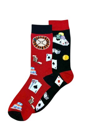 Dwie kolorowe skarpetki z motywami kasynowymi, w tym kołem ruletki, kartami do gry, żetonami pokerowymi, kośćmi do gry i monetami, jedna głównie czerwona, druga czarna.