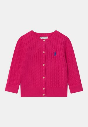 Jasnoróżowy kardigan z splotem warkoczy, okrągłym dekoltem, guzikami z przodu, długimi rękawami, ściągaczami na mankietach i dole oraz niebieskim, haftowanym logo na piersi.