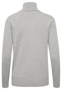 Hellgrauer Strickpullover mit hohem Kragen, gerippten Bündchen und Saum sowie einer glatten Textur. Der Rücken ist schlicht ohne zusätzliche Muster oder Hardware.