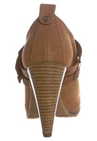 Zapato de tacón alto de cuero marrón con punta afilada, detalle de bucle en el lateral, tacón texturizado marrón y un pequeño logo cerca de la parte superior.