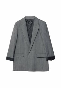 Blazer a rayas finas gris con un diseño entallado, solapas anchas, dos bolsillos frontales y detalles contrastantes en negro en los puños.