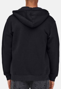 Zwarte hoodie gemaakt van zachte stof, met een kangoeroezak, ribgebreide manchetten en zoom, met een gladde textuur en een relaxte pasvorm.