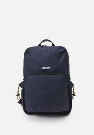 Zaino blu navy con tessuto liscio e opaco, tasca anteriore con zip e regolatori laterali in corda. Presenta il logo K-Way sul davanti.