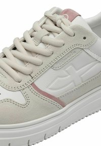 Białe sneakersy z fakturowanej skóry i zamszu, z subtelnymi różowymi akcentami i wyraźnymi sznurowaniami na białej gumowej podeszwie.