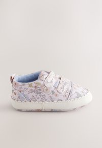 Scarpa per bambini di colore rosa chiaro con motivo floreale sul tessuto, cinturini in Velcro, suola in gomma bianca e morbido rivestimento interno blu. Design con punta rotonda e dettagli cuciti.