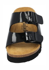 Zwarte gepatineerde leren sandalen met twee verstelbare gespsluitingen, een kurken voetbed en een gestructureerde rubberen zool.