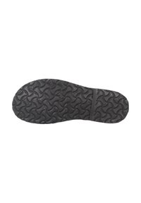Suola di scarpa in gomma nera caratterizzata da un motivo a onde, superficie liscia e una sezione intermedia con una leggera indentatura per flessibilità.