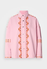 Ροζ πουκάμισο με κουμπιά, διακοσμημένο με γεωμετρική κεντητική σε πορτοκαλί και κόκκινο κατά μήκος του εμπρός μέρους και των μανικιών, με ασημένια κουμπώματα τύπου snap και γιακά.