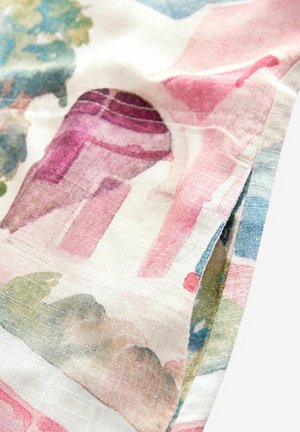 Tela con un estampado en acuarela que muestra tonos de rosa, azul y verde, con una textura suave y un diseño fluido.