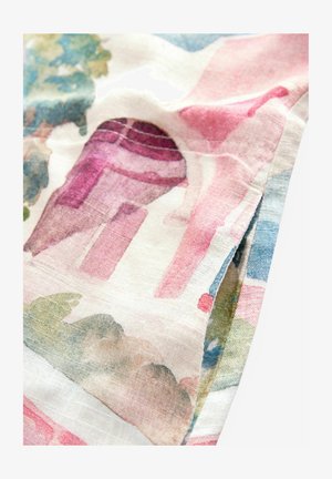 Tela con un estampado en acuarela que muestra tonos de rosa, azul y verde, con una textura suave y un diseño fluido.