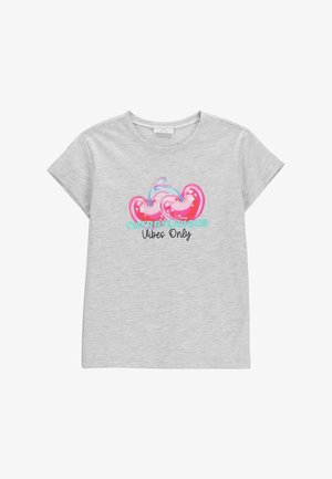 Szara koszulka z krótkim rękawem z różową grafiką czereśni oraz turkusowo-czarnym napisem "CHERRYLICIOUS Vibes Only" na środku z przodu.