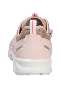Baskets avec une tige en mesh rose et des accents blancs, dotées d'une semelle blanche rembourrée et d'une languette à l'arrière avec des rayures roses.