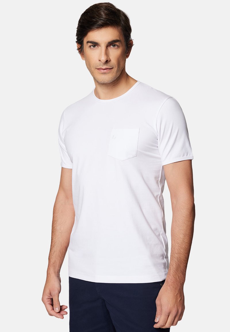 Biała bawełniana koszulka z okrągłym dekoltem, krótkimi rękawami i kieszonką na piersi. Gładka tekstura i dopasowany krój, odpowiednia do noszenia na co dzień.