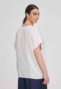 Terranova TINTA SCOLLO V - Camicetta - bianco lana