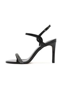 Sandal con tacco alto nero con una finitura in vernice lucida, caratterizzato da una fascia stretta decorata con abbellimenti in tonalità argento e una chiusura alla caviglia.