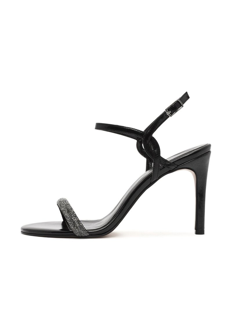 Sandal con tacco alto nero con una finitura in vernice lucida, caratterizzato da una fascia stretta decorata con abbellimenti in tonalità argento e una chiusura alla caviglia.
