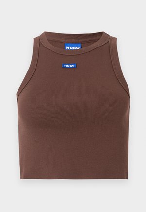 Barna bordázott crop top kerek nyakkivágással és megerősített varrásokkal, az elején kék, téglalap alakú HUGO logóval ellátott címkével.