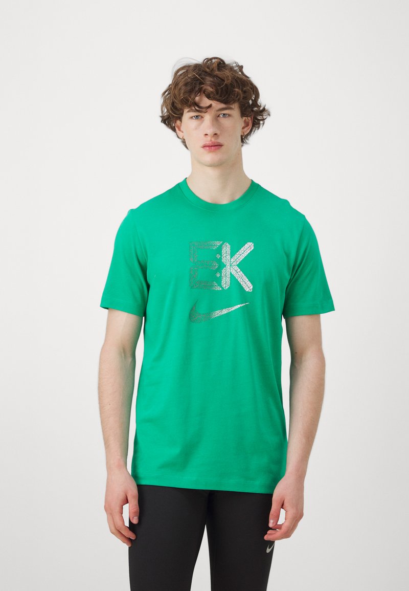 Nike Performance TEE KIPCHOGE - T-skjorte til trening - stadium green